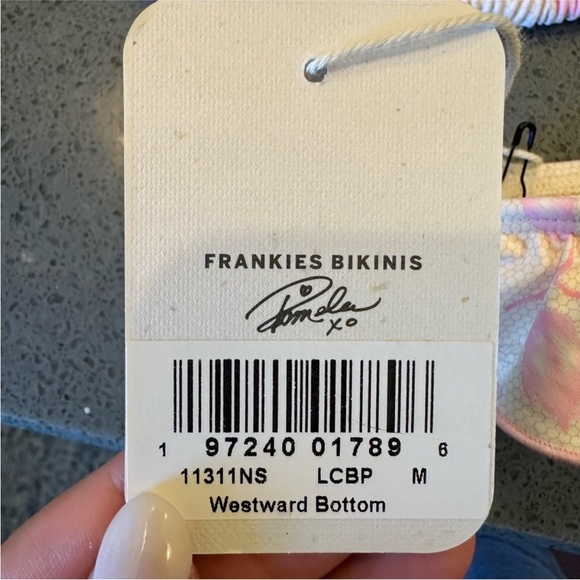 Frankie's Bikinis x Pamela Anderson - Picture 3 of 8